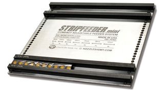 Der von AdoptSMT vertriebene Stripfeeder ist dazu geeignet, der Bestückungsmaschine kurze Gurtabschnitte zuzuführen. (Bild: AdoptSMT)