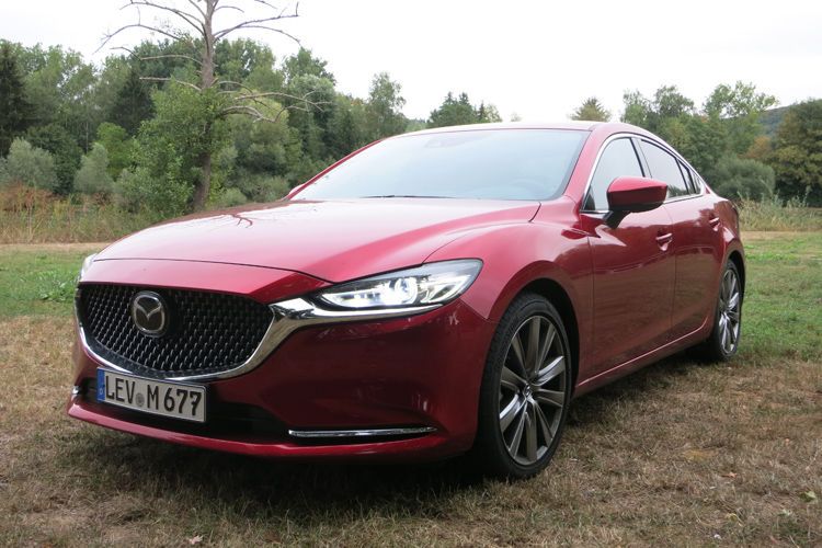 Jetzt haben die Japaner ihr Flaggschiff zum zweiten Mal aktualisiert. Die äußerlichen Veränderungen fallen nur beim direkten Vergleich auf.  (Bild: Schreiner/»kfz-betrieb«)