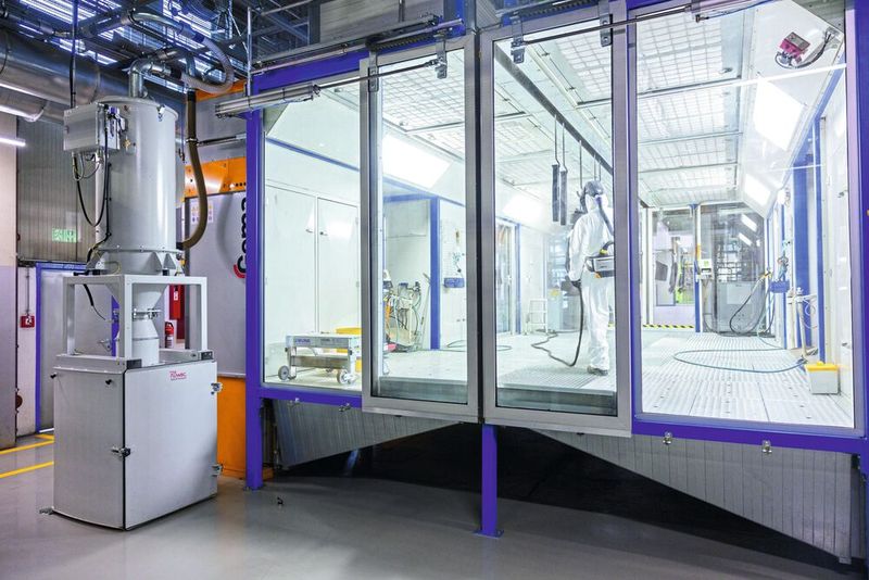 So lassen sich die Filterkästen der Pulverkabinen komfortabel entleeren. Im Vordergrund: Die Filtereinheit der Absauganlage (oben) und, darunter, die Vakuumzelle.(Bild:  Ruwac)