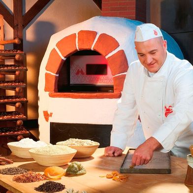 Ist denn schon wieder Weihnachten, fragte einst der „Kaiser Franz“ die Fernsehzuschauer. Das ist es zwar noch lange nicht, doch die Öfen der Lebkuchenproduzenten in Deutschland sorgen bereits für Nachschub aller Art. Hier ein Schnappschuss von Lebkuchen Schmidt in Nürnberg ... (Bild: Lebkuchen Schmidt)