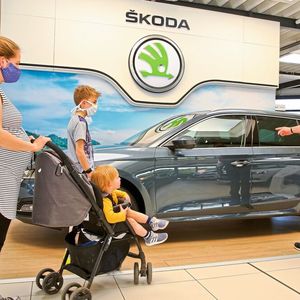 Die Beratung ist eine kleine Herausforderung: Kundennähe schaffen und dennoch Abstand halten. Atemmasken helfen.(Bild:  Skoda)