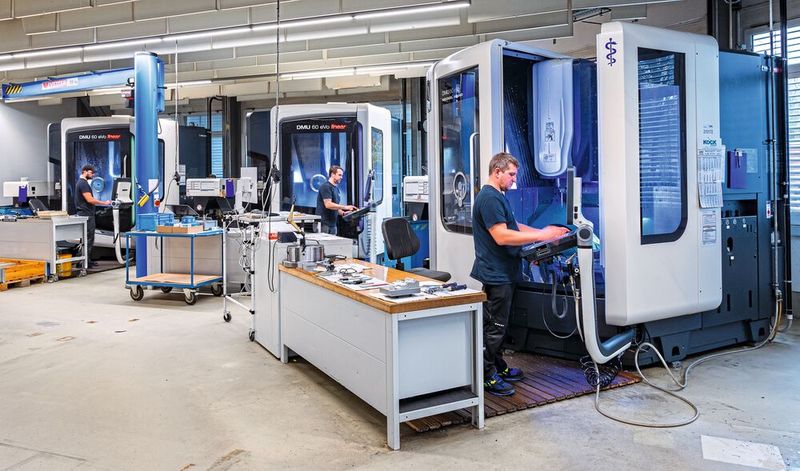Einige 5-Achs-Maschinen von den über 60 vorhandenen CNC-Bearbeitungszentren. (Bild: Loll Feinmechanik)
