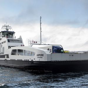 Siemens nahm in Kooperation mit dem Schiffbauer Fjellstrand Anfang 2015 die weltweit erste elektrische Auto- und Passagierfähre Ampere in Betrieb. Mit ihren drei Batteriepaketen, eines an Bord und eines in jedem Hafen, fährt sie vollständig emissionsfrei.