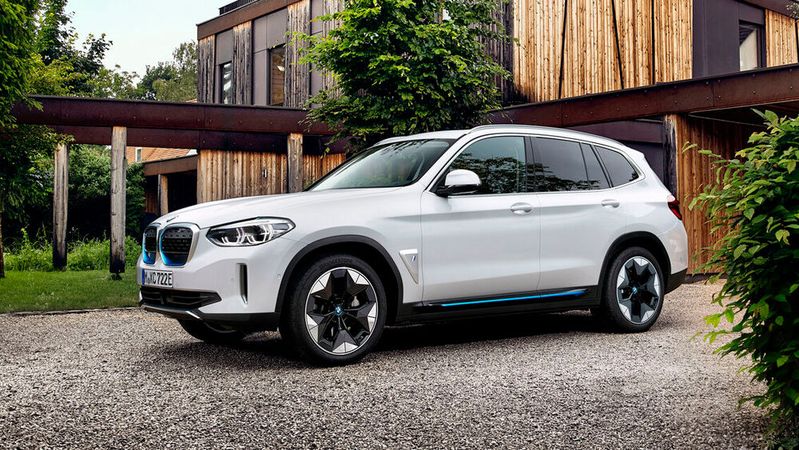 Im Frühjahr 2021 ist der iX3 ab 66.300 Euro in Deutschland verfügbar.(Bild:  BMW)