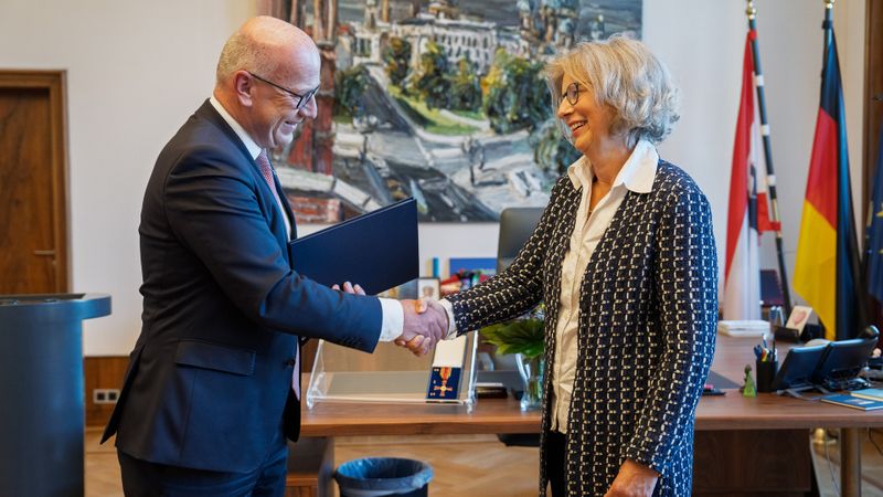Der Regierende Bürgermeister von Berlin Kai Wegner mit Alexandra Knauer während der Feierstunde am 19. Oktober.(Bild:  Landesarchiv Berlin / Grönboldt)