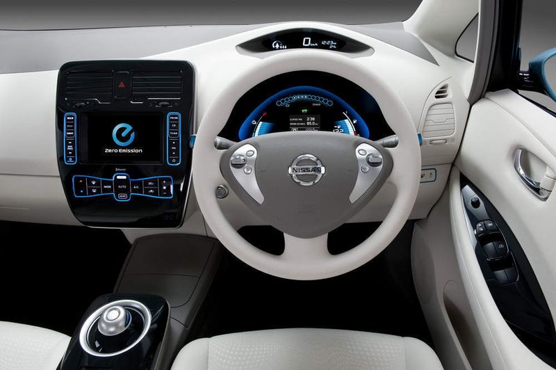 Die umweltfreundliche Blue-Earth-Gestaltung stand Pate für die Farbgebung des Armaturenbretts. Sagt Nissan. (Archiv: Vogel Business Media)