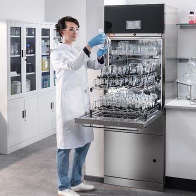 Welche Anforderungen gelten für die Glasreinigung in pharmazeutischen Laboren? Das Miele-Webinar am 9. Dezember 2026 gibt Einblicke in regulatorische Vorgaben und qualitätsgesicherte Prozesse. (Bild: Miele)