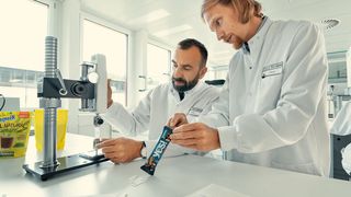 Nestlé will Verpackungen aus Neuplastik zunehmend durch solche aus lebensmittelverträglichen recycelten Kunststoffen ersetzen. (Nestlé)