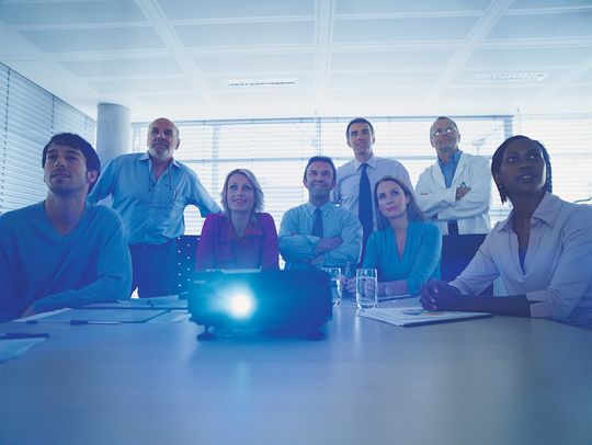 Helle Projektoren: Dank Hochleistungs-LED sind kompakte und mobile Geräte möglich. Auch lassen sich dank der kompakten Lichtquelle Projektoren in mobilen Endgeräten integrieren. Helle Projektoren: Dank Hochleistungs-LED sind kompakte und mobile Geräte möglich. Auch lassen sich dank der kompakten Lichtquelle Projektoren in mobilen Endgeräten integrieren.