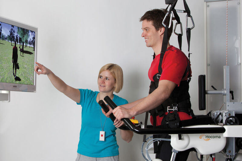 Der Lokomat von Hocoma ist eine robotergestützte Gangorthese, die die Lokomotionstherapie auf einem Laufband automatisiert und die Effizienz des Laufbandtrainings steigert. (Bild: Hocoma)