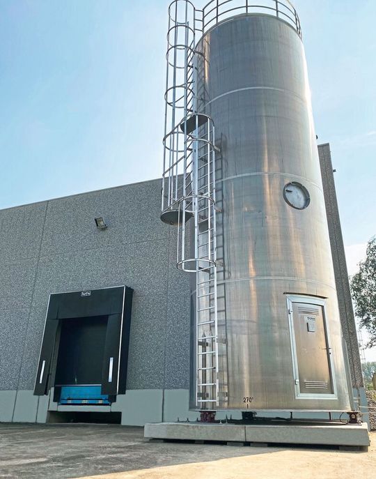 Nun gibt es die Möglichkeit, lose Produkte wie Kunststoffgranulate, in einem Vorratssilo zwischenzulagern, um sie zu einem späteren Zeitpunkt weiterzuverarbeiten.(Bild:  Greiwing logistics for you GmbH)