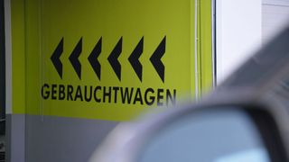 Die Lage am Gebrauchtwagenmarkt ist weiterhin von Mangel gekennzeichnet.  (Bild: Achter – »kfz-betrieb«)