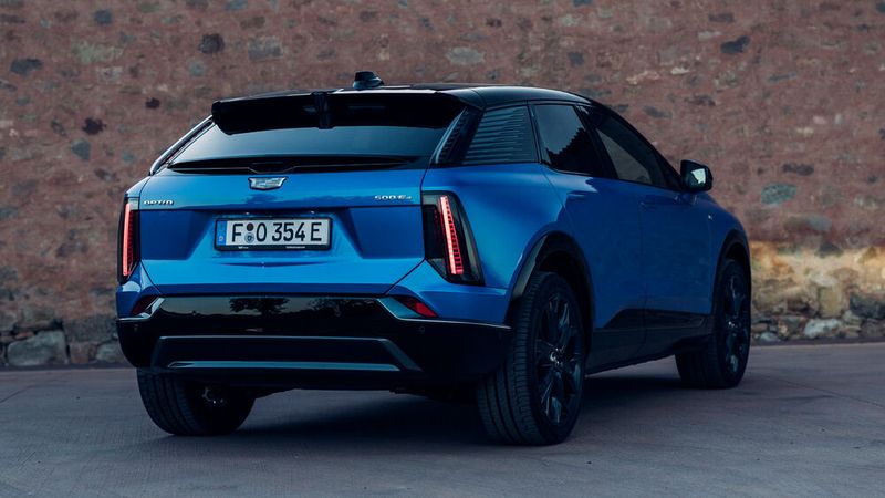 Der Optiq verzichtet gegen den Trend auf ein durchgehendes Rückleuchtenband oder ein beleuchtetes Markenlogo. (Bild: Cadillac)