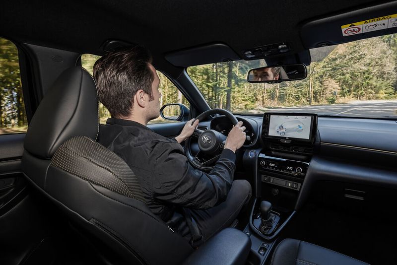 Dem Fahrer bietet der Yaris Cross ein ordentliches Platzangebot und außerdem ausreichend Verstellmöglichkeiten. (Bild: Toyota)