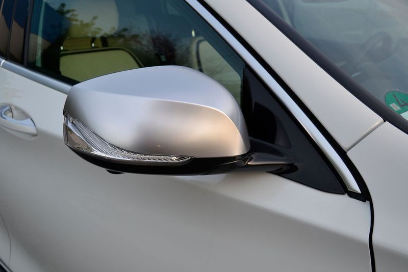 Schnell noch einen letzten Blick zurück auf den Außenspiegel mit LED-Blinkeranzeige in seidenmattem Silber werfen und schon… (Foto: Michel / »kfz-betrieb«)