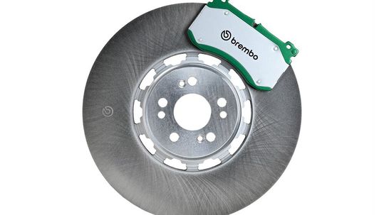Coated or heat-treated brake discs, like these from Brembo, emit significantly less fine dust and do not rust—the ideal combination for Euro 7 and e-mobility. Unfortunately, they are expensive.(Image: Brembo)
