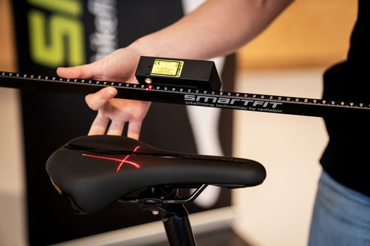 Reflexionen auf glänzenden Oberflächen können Lasersysteme irritieren. Die Lösung: Eine tiefschwarze Eloxal-Beschichtung für Drylin-Linearsysteme, die Licht absorbiert statt es zu reflektieren. (Bild:  Radlabor)