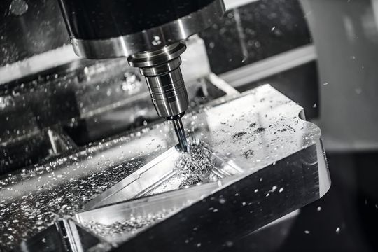 Eine CNC Maschine ist eine mittels Computer gesteuerte Maschine, die mit hoher Präzision Werstücke bearbeiten kann.(Bild:  © Andrei Armiagov – stock.adobe.com)