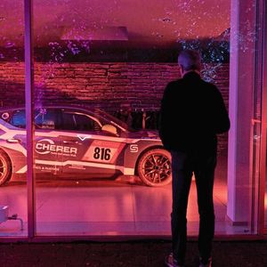 Zur Emotionalisierung des Abends zeigte die Scherer-Gruppe ein paar Rennfahrzeuge. Das Unternehmen ist im Rennsport aktiv.(Bild:  Seat Deutschland)