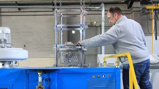 Teilereinigung der besonderen Art: Die Beladung von mit LCP oder anderen hochtemperaturstabilen Kunststoffen verschmutzten Metallteilen in den Innovaclean INB-HT geschieht von oben, wie der Hersteller Schwing Technologies erklärt. Das System punkte vor allem bei Werkzeugen, Düsen und andere Komponenten aus dem Spritzgussbereich. (Schwing Technolgies)