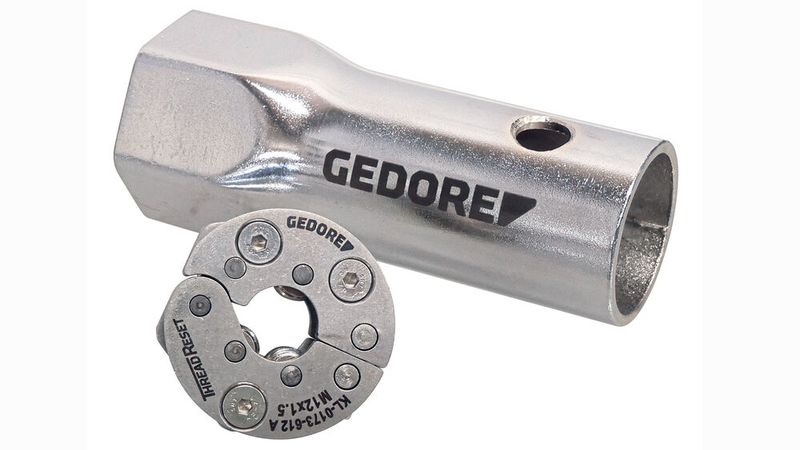 Beschädigte Gewinde an Radbolzen müssen nicht zwangsläufig zum Austausch führen. Das Gedore Gewinderückform-Werkzeug (M12x1,25 oder M14x1,5) verformt das Gewinde spanlos in seine ursprüngliche Form zurück. Anders als beim Gewindeschneiden wird hierbei keinerlei Material abgetragen. So bleibt die Festigkeit vollständig erhalten. Die kompakte Bauweise erlaubt den Einsatz direkt am Fahrzeug, angetrieben wird über einen Sechskant-Steckschlüssel (im Lieferumfang). (Bild:  Gedore)