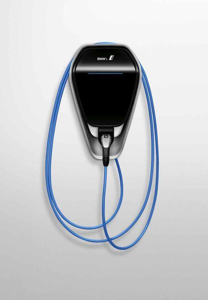 Die Wallboxen sind als Zubehör zu haben und passen sich dem Design von BMW an. Den hellblauen Akzent setzt das Kabel von Lapp Systems. (Lapp)