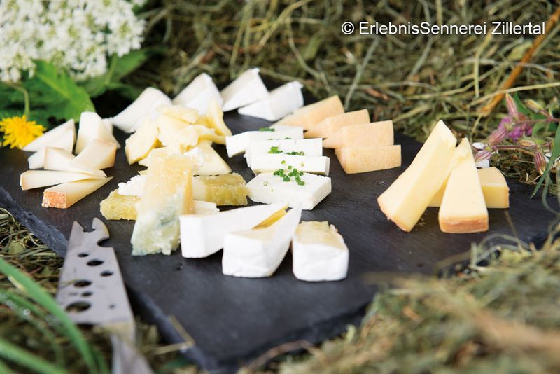 Die Molkereiprodukte der Sennerei werden alle aus hochwertiger Heumilch hergestellt. (ErlebnisSennerei Zillertal/photography.aero)