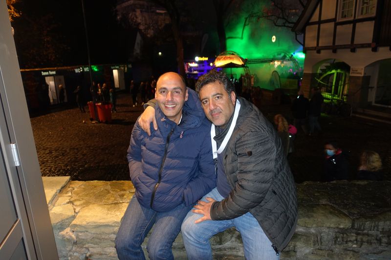 Bel Zidane, (l.) Samsung, mit seinem persönlichen Bodyguard Deniz Üstün, e-Systems. (Bild: IT-BUSINESS)