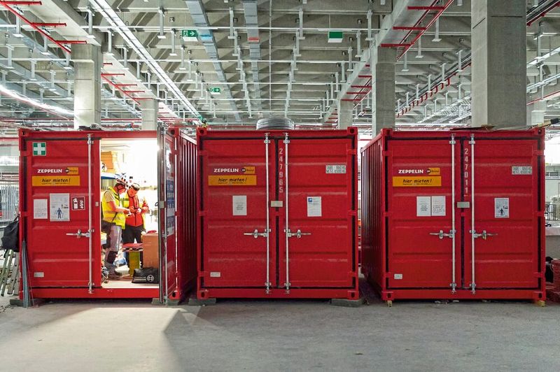 Neben Personenarbeitsbühnen sind auch Teleskoplader, Gabelstapler und Lagercontainer von Zeppelin Rental vor Ort im Einsatz (Bild: action press – Christian Rudnik)