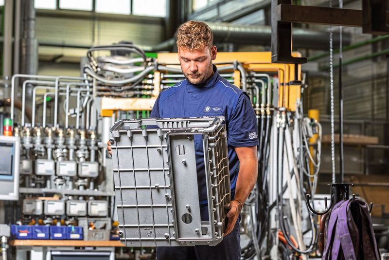 Fertigung des Gehäuses der BMW-Brennstoffzellen.  (Bild: BMW)