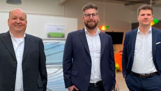Sebastian Henseleit, COO bei Pkw Now (Mitte), freut sich über die Verstärkung im Vertrieb durch Michael Gensinger (li.) und Stefan Franzen (re.). (Bild: Pkw Now)