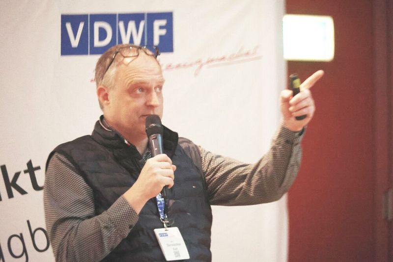 Ralf Dürrwächter, Geschäftsführer beim VDWF - Verband Deutscher Werkzeug- und Formenbauer e.V., gab einen Überblick über sie Agenda der Veranstaltung und über die Aktivitäten des Branchenverbands (Bild: Maschinenmarkt/rw)