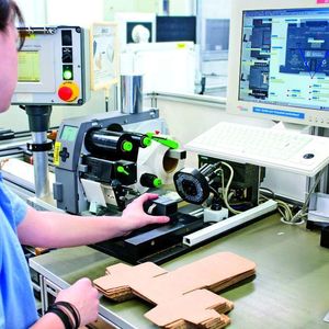 Bild 1: Beim Verpacken der Geräte werden über den aufgelaserten 2D-Code die Anweisungen für Sichtprüfung und Beipackartikel auf den Bildschirm geholt.