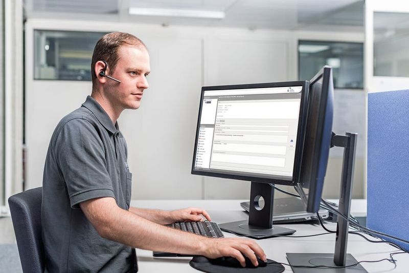 Hocheffizient: das United Grinding Remote Service Package Remote Service bietet den prompten, anlagenspezifischen Support durch Service-Experten: effizient und mit höchster Sicherheit. (Studer)