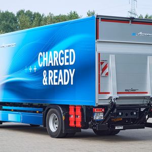 Mit 4 Akkueinheiten bringt es der E-Actros auf eine Reichweite von 400 Kilometern.(Bild:  Daimler Truck)