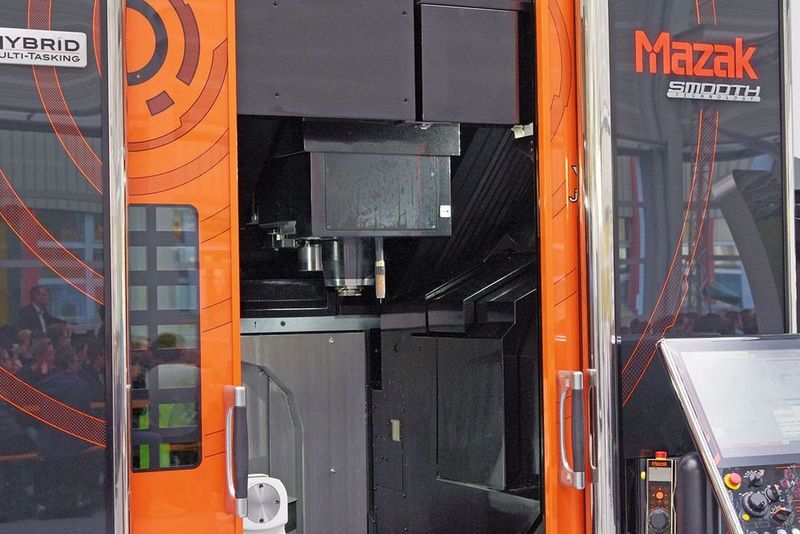 Auftragen und Bearbeiten vereint: Mit der Hybridtechnologie von Mazak lassen sich hoch belastete Bauteile aus kostengünstigen Grundkörpern kombiniert mit harten und verschleissfesten Werkstoffen wesentlich wirtschaftlicher und schneller herstellen und instand setzen.  (Konrad Mücke SMM)