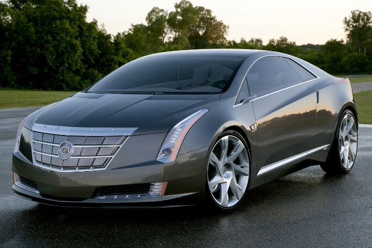 Ende 2013 will General Motors mit der Serienproduktion des Cadillac ELR beginnen. Das Luxus-Coupé soll einen E-Antrieb mit Range-Extender bekommen – für diese Antriebsform sehen die Amerikaner in der näheren Zukunft die größten Erfolgschancen. Bis 2017 will GM 500.000 Fahrzeuge mit einem elektrischen Antriebsstrang auf den Markt gebracht haben. (Foto: Cadillac)