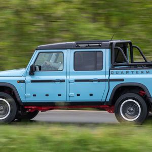 Die steil abfallenden Fenster sowie glatte Karosserieflächen zeigen auch optisch die Nähe zum Ineos Grenadier.(Bild:  Simon Palfrader)