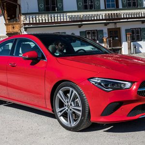 Die Haube des neuen CLA schmücken dynamisch ausgeprägte Falze.