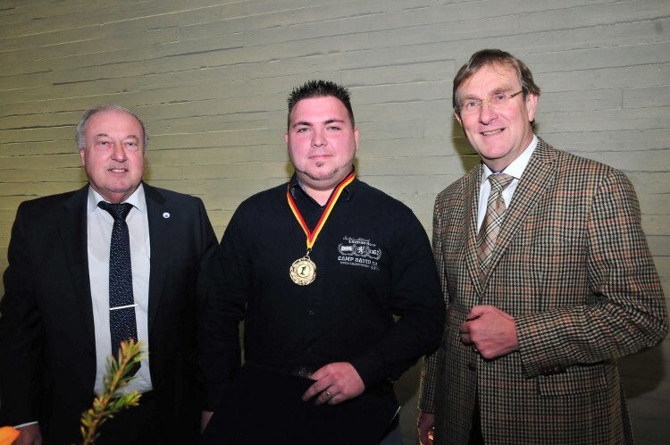 Der neue deutsche Meister, Dietmar Korten, wurde beglückwünscht von Hans Werner Norren, Präsident des Landesverbandes des Kfz-Gewerbes Rheinland-Pfalz (li.), und Alexander Baden, Hauptgeschäftsführer der Handwerkskammer Koblenz. (Foto: Schmidt)