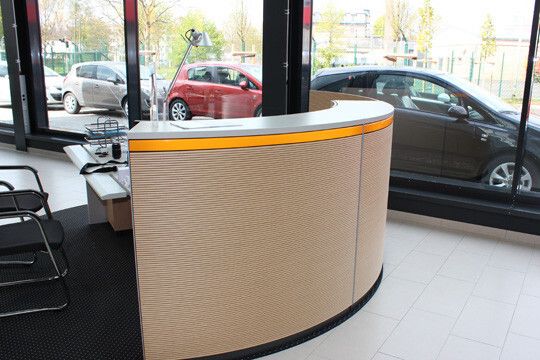 Verkaufsinseln am Rande des Ausstellungsbereichs schaffen einen abgetrennten Bereich für Verkaufsgespräche. (Foto: Brass)