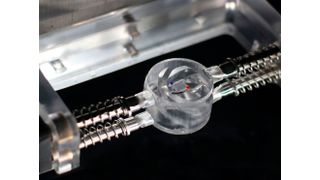 Der Mikromotor mit Wasserantrieb! Im durchsichtigen, 3D-gedruckten Bauteil, dreht sich der schwebende „Schwimmer“ (rot-blau markiert) an der Wasseroberfläche. Das könnte der Kniff sein, um jetzt auch feinste Faserbündel für Kabel und Medizintechnik herzustellen. Hier mehr dazu ...  (Bild: Cheng Zeng / Sinano)