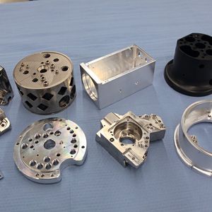 Eine kleine Auswahl an für Dürr Systems typischen Präzisionsteilen, die aufwendig zu bearbeiten sind und aus unterschiedlichen Werkstoffen bestehen.(Bild:  Gressel AG)