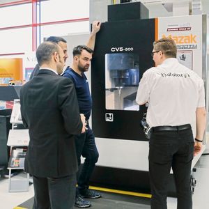 Der kompakte Aufbau und die hohe Steifigkeit sind wesentliche Merkmale des neuen 5-Achs-Bearbeitungszentrums CV5-500.