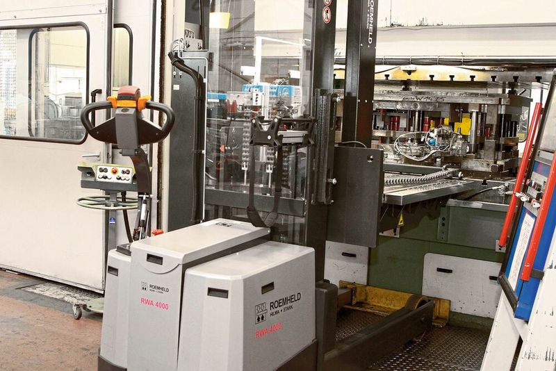 Wegen mehrerer Engstellen mit weniger als 3 Meter Rangierplatz um eine 2,5-Tonnen-Presse von Andritz Kaiser und eine 1,6-Tonnen-Presse von Haulick+Roos muss der Transportwagen sehr wendig sein. (Bild: Römheld)