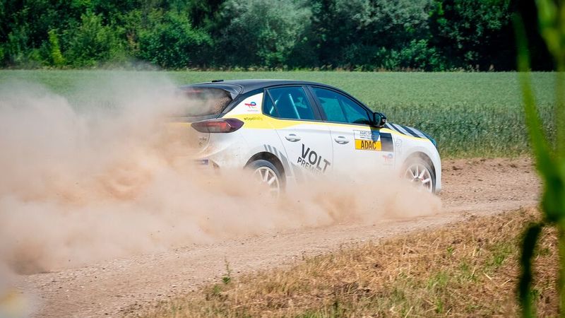 Aus Kurven heraus hilft ihm das frühe und volle Drehmoment des E-Motor enorm. (Bild: Opel)