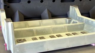 Fertig betoniertes Maschinenbett aus UHPC-Beton (Ultra High Performance Concrete). (Bild: Sudholt-Wasemann)