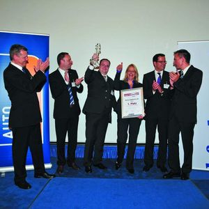 Strahlende Sieger (v.li.): Hans-Heiner Lüdemann, BDK, und Peter Lorenzen, Autoscout 24, gratulieren Michael Lippers-Hollmann, Petra Tünte-Hardeweg und Thomas Spiegelhalter von Beresa. Wolfgang Michel, »kfz-betrieb«, überreichte die Urkunde.