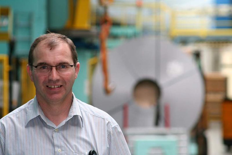 „Heute können wir die rund um die Uhr laufenden Pressen effizient mit stehenden Coils versorgen“, berichtet Ludwig Bammersperger, zuständig für die Technische Planung der Teilefertigung bei Mann+Hummel in Marklkofen. (Archiv: Vogel Business Media)