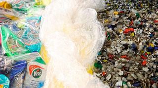 So kann es natürlich nicht weitergehen, das sieht auch die Deutsche Kunststoffindustrie ein. Doch werden Pauschalvorwürfe erhoben, die jegliche konstruktive Diskussion im Keim ersticken und eine Werkstoffklasse gefährden, die einzig allein in der Lage ist etwa auf günstige Weise der Umwelt zu nützen. Doch davon will man in der mediengetriebenen Öffentlichkeit nicht viel wissen, habe man registrieren müssen. Das, und noch viel mehr, war Thema auf der traditionellen Aschermittwochs-Pressekonferenz des GKV in Frankfurt am Main.  (Messe Düsseldorf / C. Tillmann)